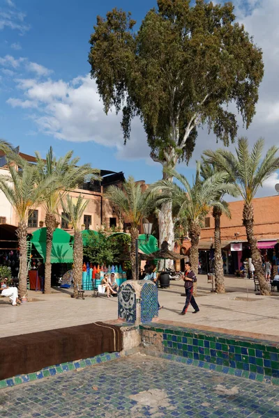 摩洛哥马拉喀什 2013年5月14日 旧城靠近城墙的一个装有瓷砖的空喷泉 背景中的纪念品供应商 — 图库照片