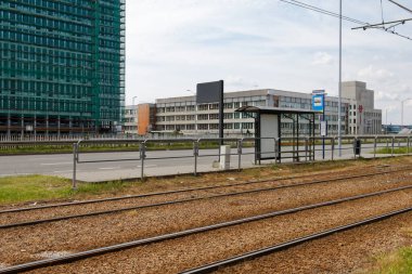 Doğu-Batı hattının tramvay rayları. Arka planda Face2Face Busienss Kampüsü ve FlySpot kapalı hava dalışı merkezinin inşaatı.