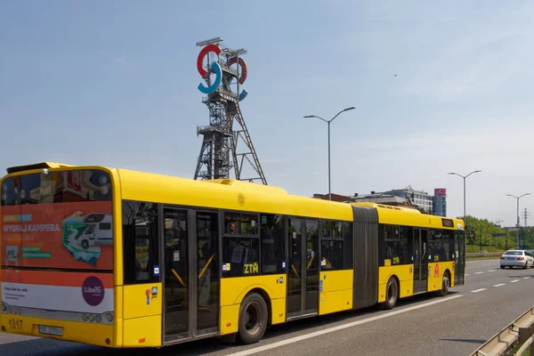 Arka planda sarı banliyö otobüsü ve Silesia Şehir Merkezi logosu var..