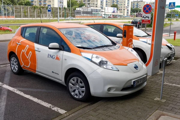 Katowice, Slaskie / Polonya - ING Bank 'taki elektrikli araçlar şarj istasyonlarına takıldı.