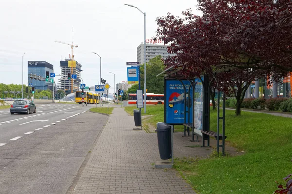 Şehir Merkezinde Barınağı Olan Bir Otobüs Durağı — Stok fotoğraf