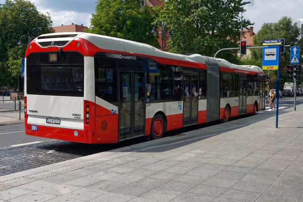 Hybrydowy Autobus Komunikacji Miejskiej Głównym Przystanku Autobusowym — Zdjęcie stockowe