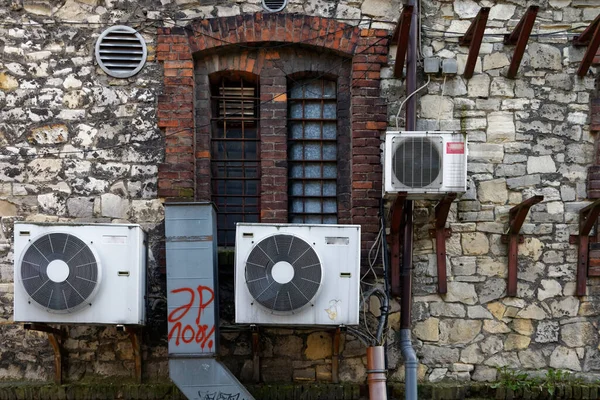 Ablakok Egy Történelmi Ipari Buidling Légkondicionáló Egységek Alatt — Stock Fotó