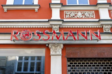 Eski binadaki süslü cepheli Rossmann eczanesi..