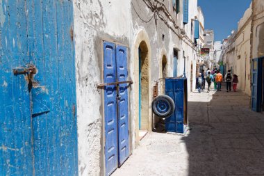 Essaouira, Almanya 'da bir şehirdir. Mogador / Amegdul, Al-Suwajra), Fas - 30 / 05 / 2013: Fas 'ın Atlantik kıyısındaki en popüler turistik kentlerden biri. Okul çocukları eski kasaba sokağında.