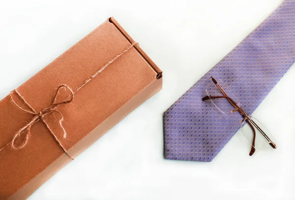 Beyaz arkaplan üzerinde jüt halat olan brun kare hediye kutusu