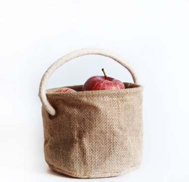 Beyaz arka planda olgun kırmızı elmalar. İzole edilmiş