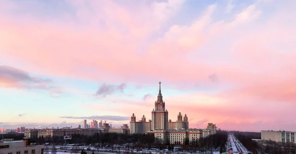 Dramatický Západ Slunce Obloha Nad Hlavní Budovou Slavné Ruské Univerzity — Stock fotografie