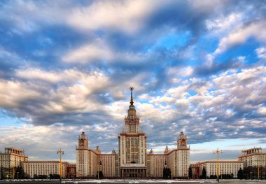 Moskova 'daki eski üniversitenin ana binasının üzerinde dramatik bulutlu gökyüzü manzarası