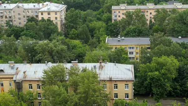 Yazın Moskova Eski Sovyetler Birliği Yerleşim Evleri Yeşil Park Ağaçlarının — Stok fotoğraf