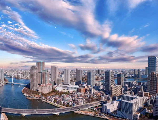 东京苏美达河的广角空中全景 在壮观的落日下 有波涛汹涌的水面 桥梁和摩天大楼 — 图库照片