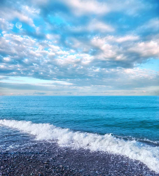 Ondas Brancas Mar Negro Com Nuvens Dramáticas Encaracoladas Verão — Fotografia de Stock