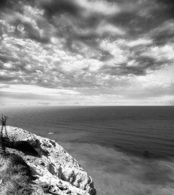 Kıbrıs 'ın Afrodit kentinin doğduğu yerin yakınındaki manzara manzarası dramatik bulutlu gökyüzü altında