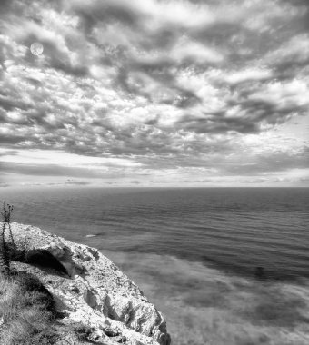 Kıbrıs 'ın Afrodit kentinin doğduğu yerin yakınındaki manzara manzarası dramatik bulutlu gökyüzü altında