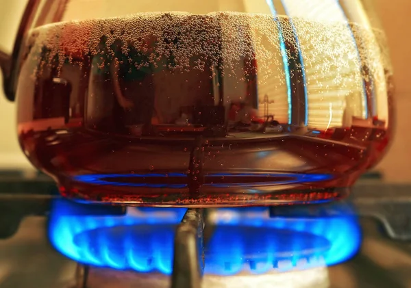 Erh用蓝色气体火焰酿制热茶 — 图库照片
