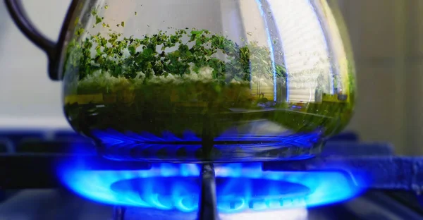 用燃烧气体的蓝色火焰酿制绿茶 — 图库照片