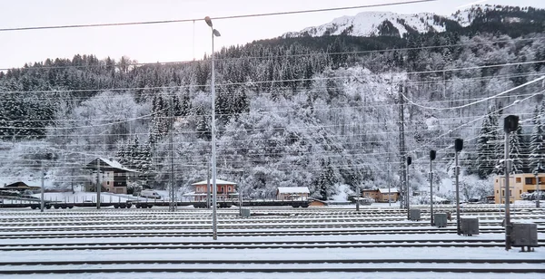Австрийский Вокзал Среди Зимних Альп — стоковое фото