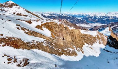 Zell am 'in geniş açılı hava manzarası güneşli Alp dağları zirveleri ve beyaz kayak yamaçları olan turizm beldesine bakın. 