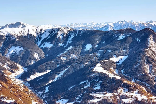 Zell See旅游胜地 有阳光灿烂的阿尔卑斯山山顶和白色的滑雪场 — 图库照片