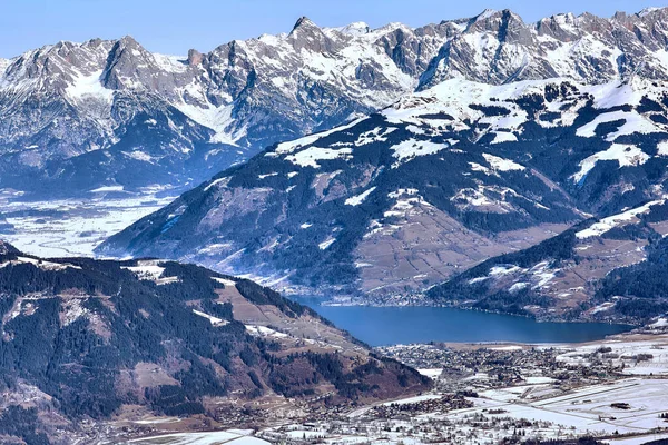 Zell am 'in geniş açılı hava manzarası güneşli Alp dağları zirveleri ve beyaz kayak yamaçları olan turizm beldesine bakın. 