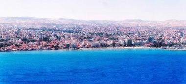 Gök mavisi denizle çevrili Kıbrıs havası 