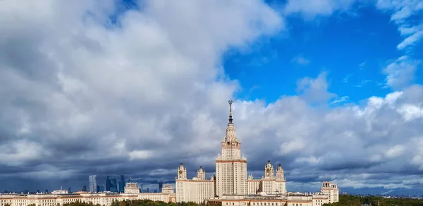 Outono Ensolarado Campus Antiga Universidade Moscou Sob Céu Azul Nublado — Fotografia de Stock