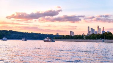 Moskova nehrinin üzerinde dramatik gökyüzü altında sonbahar günbatımı