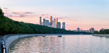 Moskova nehrinin üzerinde dramatik gökyüzü altında sonbahar günbatımı