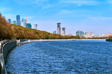 Mavi gökyüzünün altındaki Moskova nehri üzerinde sonbahar günü