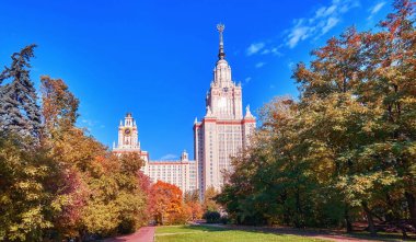 Moskova 'da mavi gökyüzünün altında güneşli kampüste sonbahar parkı ağaçları