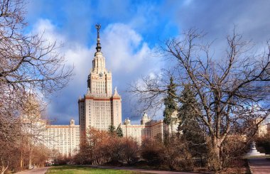 Moskova 'da mavi gökyüzünün altında güneşli kampüste sonbahar parkı ağaçları