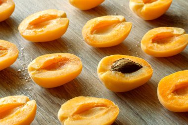 Gri ahşap arka planda kayısı yarıları deseni