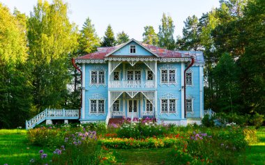 Yazar Ostrovsky 'nin müzesindeki mavi kır evi.