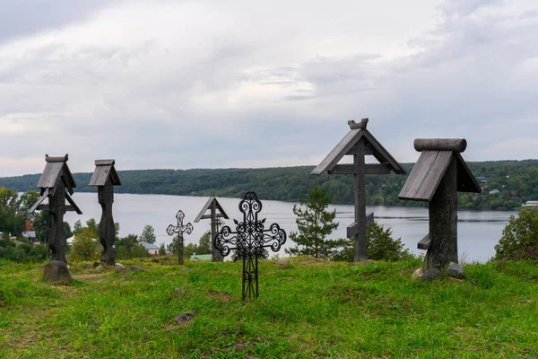 Verlaten historische kerkhof in de stad Plyos — Stockfoto