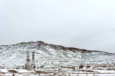 Karabaş kasabasında karla kaplı bir çöplüğün manzarası