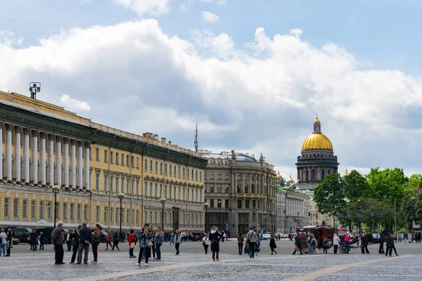 Widok na katedrę św. Izaaka z Placu Pałacowego w Petersburgu — Zdjęcie stockowe