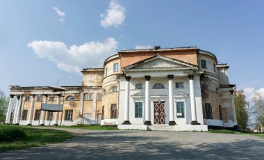 Bilimbay köyündeki eski ve kısmen yıkılmış tapınak.