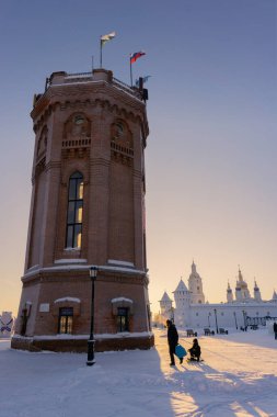 Açık bir kış gününde su kulesi ve Tobolsk Kremlin manzarası