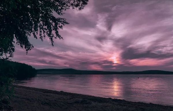 Красивые облака на закате над озером — стоковое фото