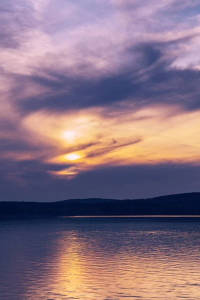 Красивые облака на закате над озером — стоковое фото