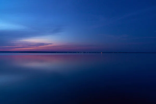Hermosas nubes durante la hora azul sobre el lago — Foto de Stock