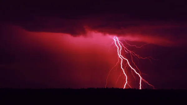 Varios rayos durante una fuerte tormenta sobre el lago Imagen de archivo