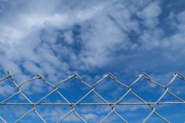 Bulutlu metal kablolu mavi gökyüzü ve yatay serbest alan