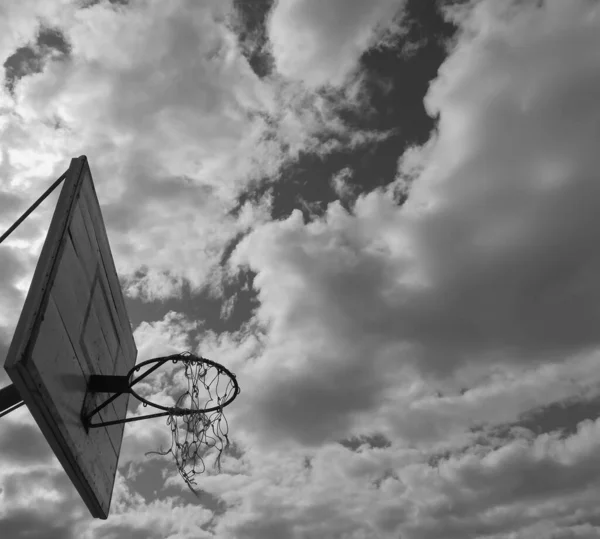 Czarny Biały Koszykówka Bardziej Otwarty Widok Więcej Powietrza Niebie — Zdjęcie stockowe