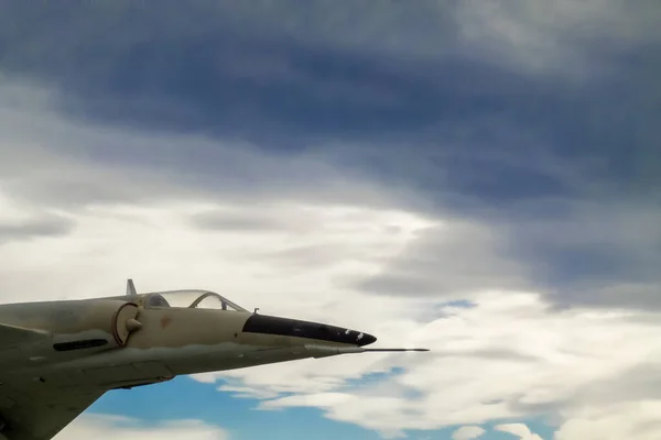 空中で雲を背景に撮影されたアルゼンチンの軍用機のミラージュや短剣の正面 — ストック写真