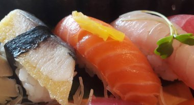 Suşi ve Sashimi somonu ve pirinç Japon yemeği.