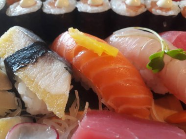 Suşi ve Sashimi somonu ve pirinç Japon yemeği.
