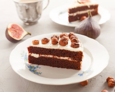 Çikolata pasta fındık ve şek ile bir parça. Seçici odak