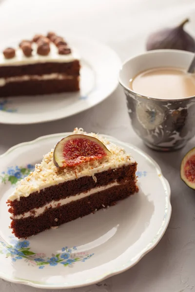 Çikolata pasta fındık ve şek ile bir parça. Seçici odak