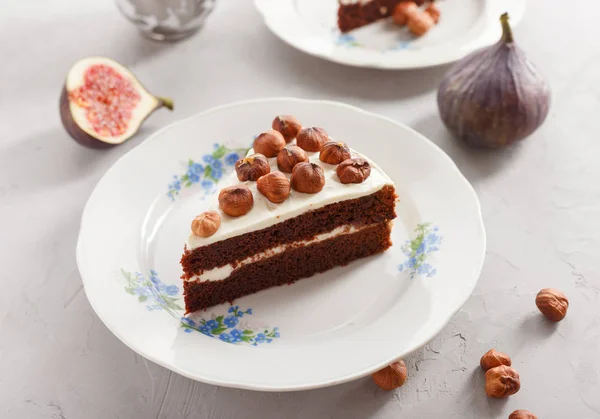 Çikolata pasta fındık ve şek ile bir parça. Seçici odak